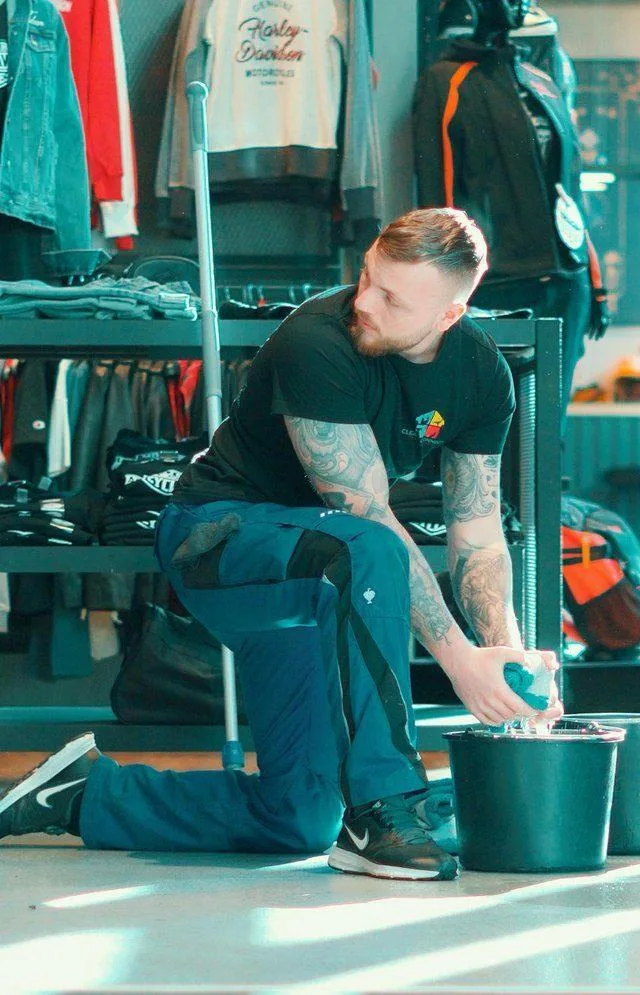 Clean Connect Mitarbeiter bei der Bodenreinigung im Harley-Davidson Store Köln