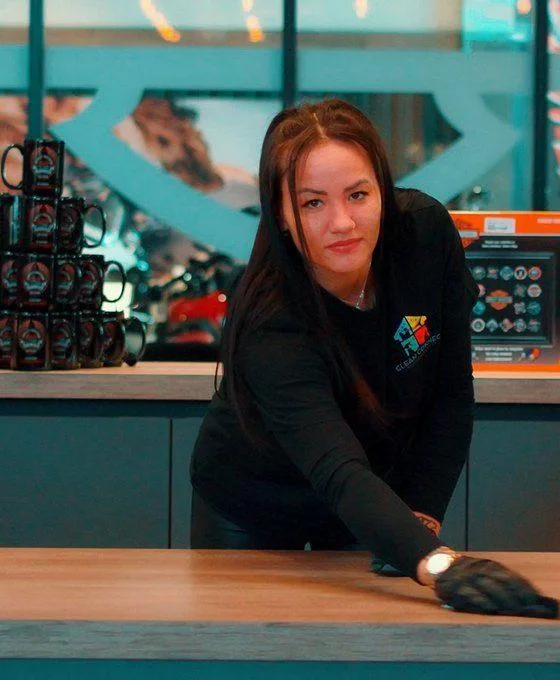 Clean Connect Mitarbeiterin bei der Oberflaechenreinigung im Harley-Davidson Showroom