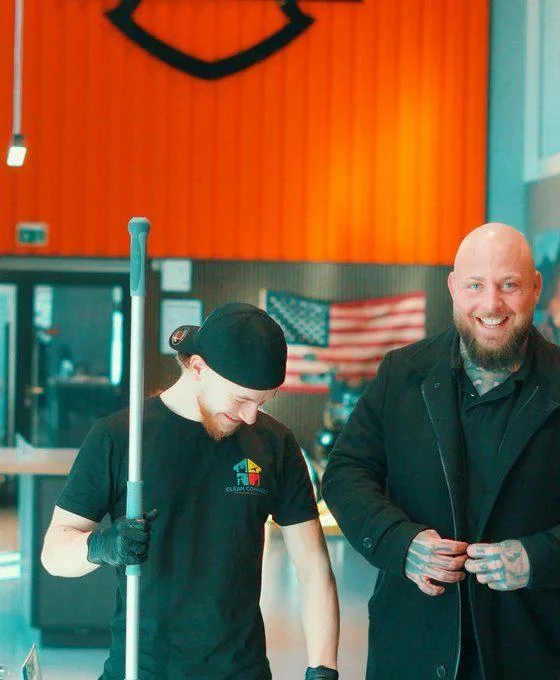 Clean Connect Team mit Geschaeftsfuehrer im Harley-Davidson Store Koeln