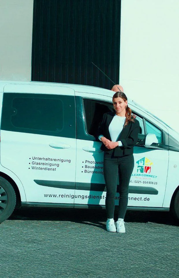 Clean Connect Mitarbeiterin vor dem Firmenfahrzeug in Köln